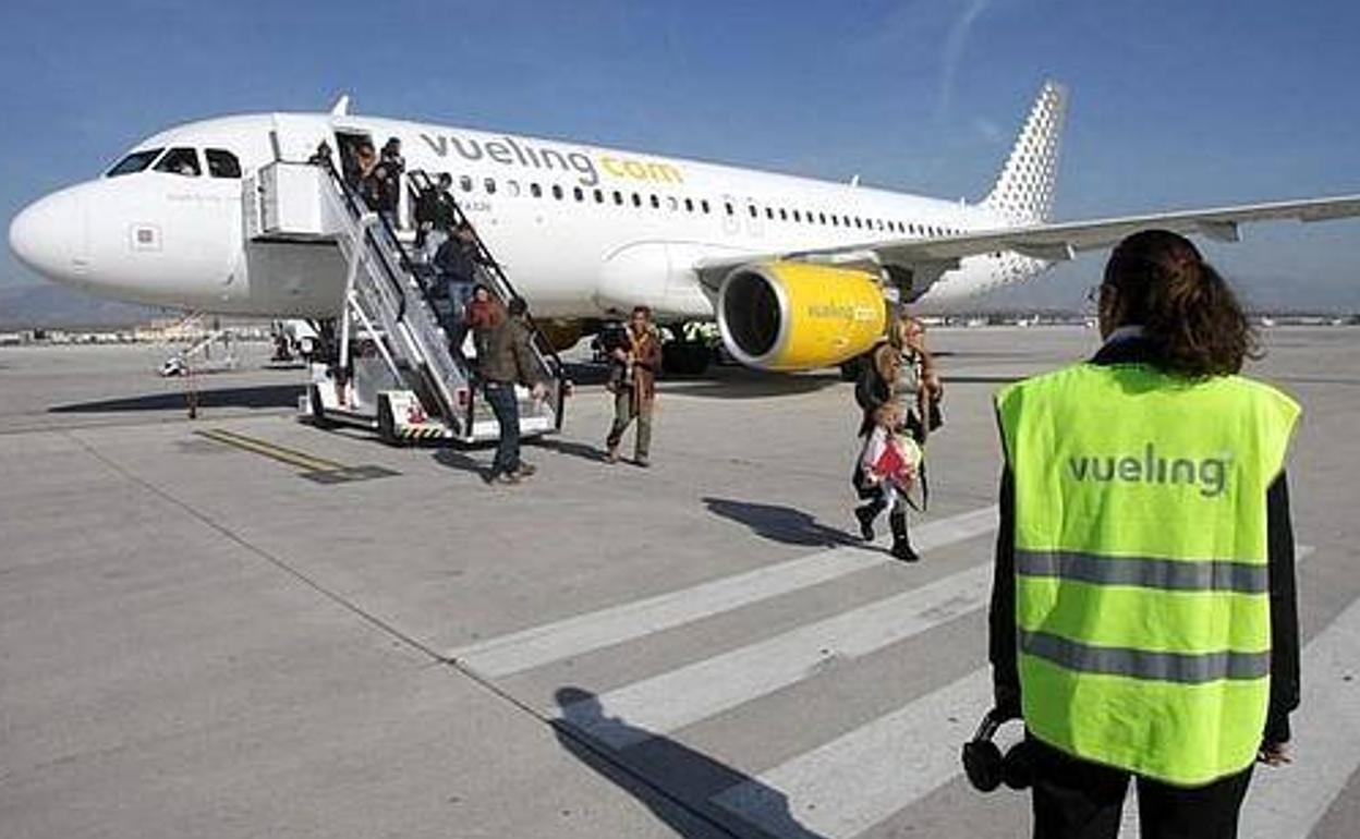Un avión de Vueling en el aeropuerto 