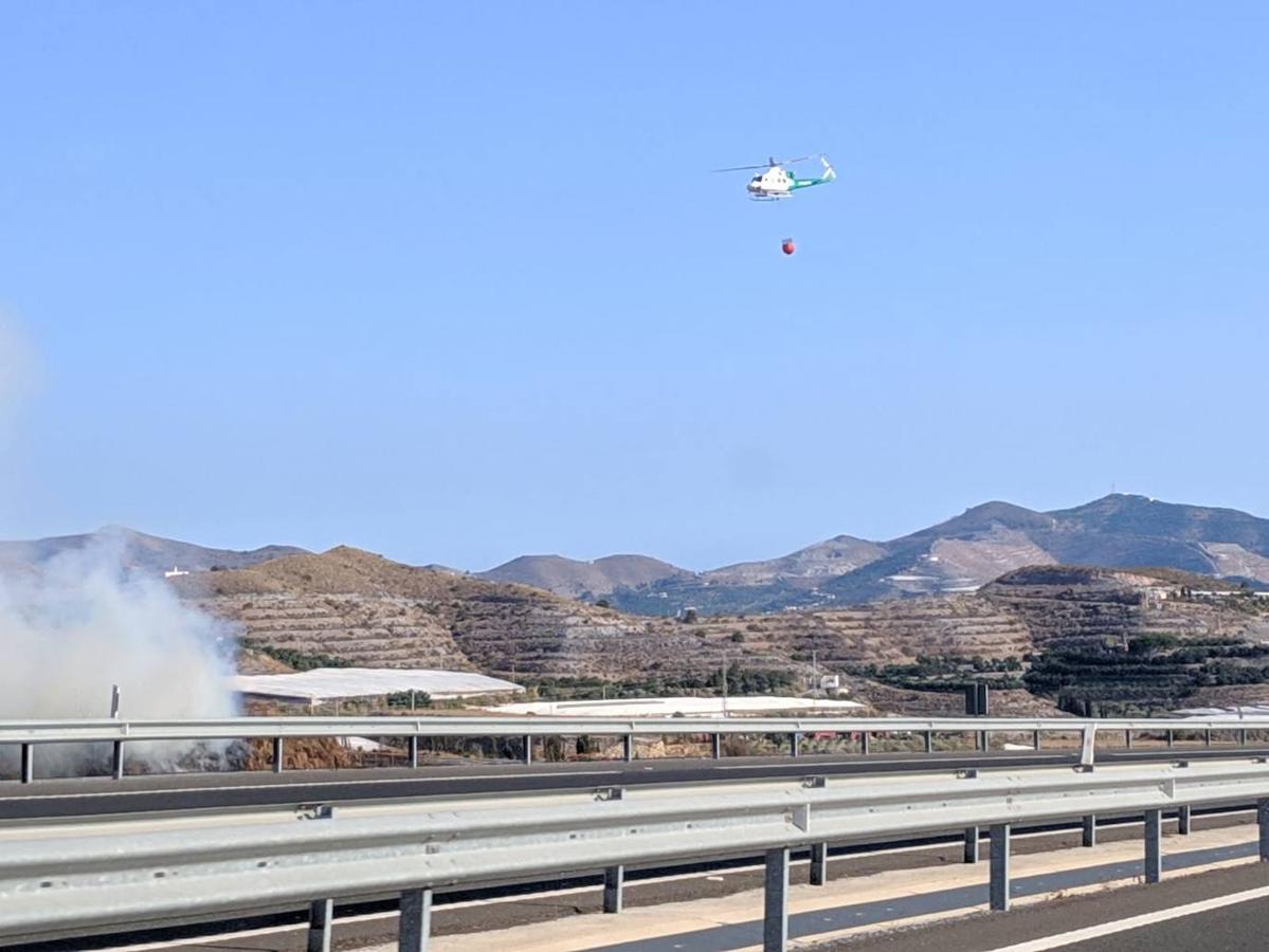La aparatosa columna de humo impidió la visibilidad de los conductores en la carretera