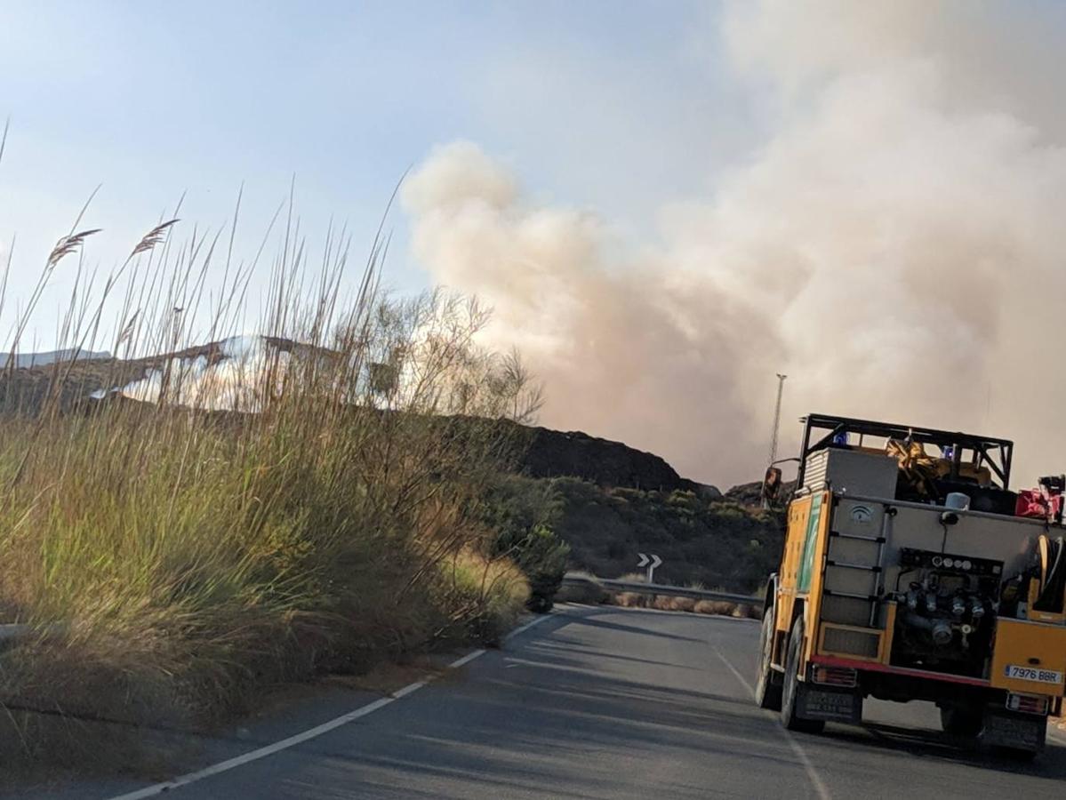 La aparatosa columna de humo impidió la visibilidad de los conductores en la carretera