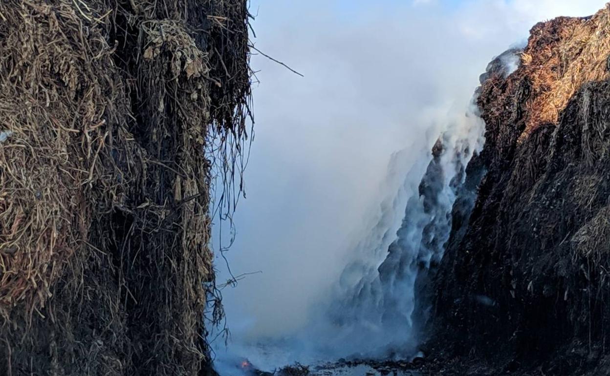Así sofocaron los bomberos de Motril el incendio de la planta de reciclaje
