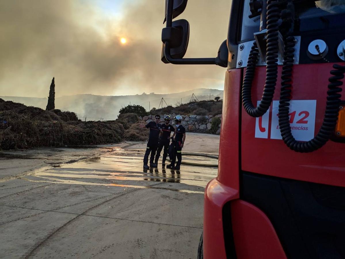 La aparatosa columna de humo impidió la visibilidad de los conductores en la carretera