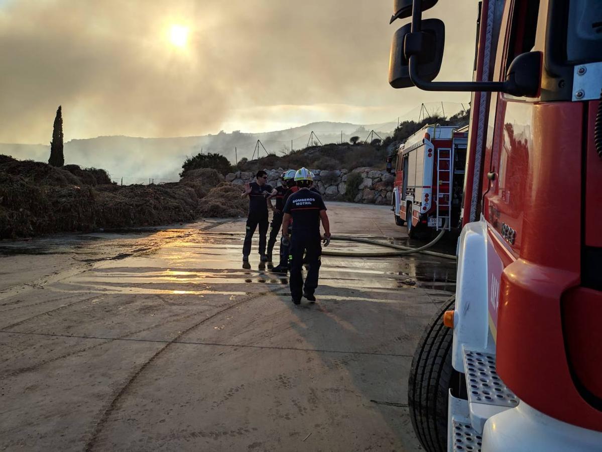 La aparatosa columna de humo impidió la visibilidad de los conductores en la carretera