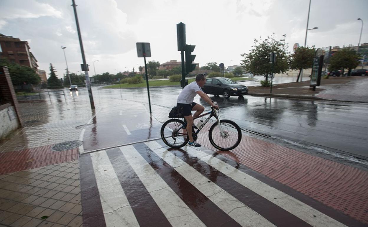 Un ciclista se dispone a cruzar la calle en una imagen de archivo