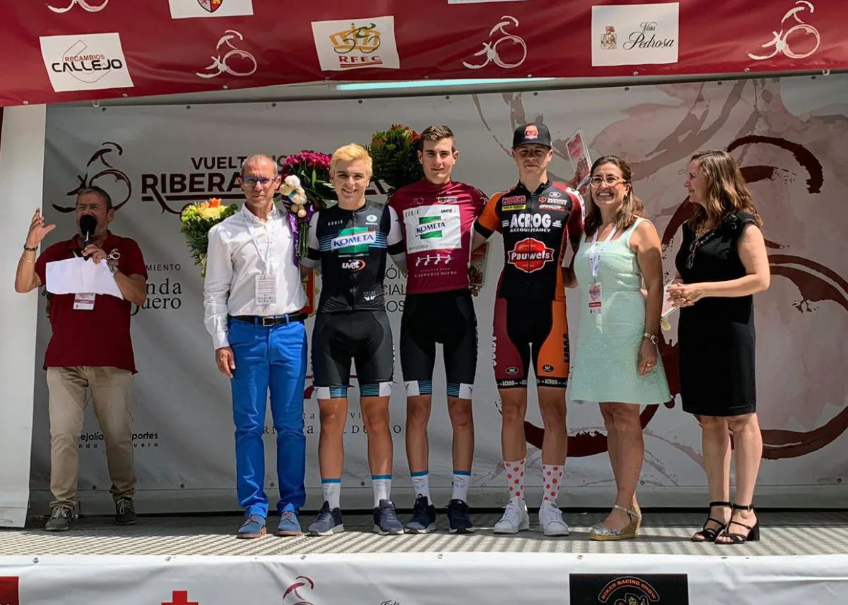 Podio final de la Vuelta Ribera del Duero, con Carlos Rodríguez en el centro con el maillot color vino.