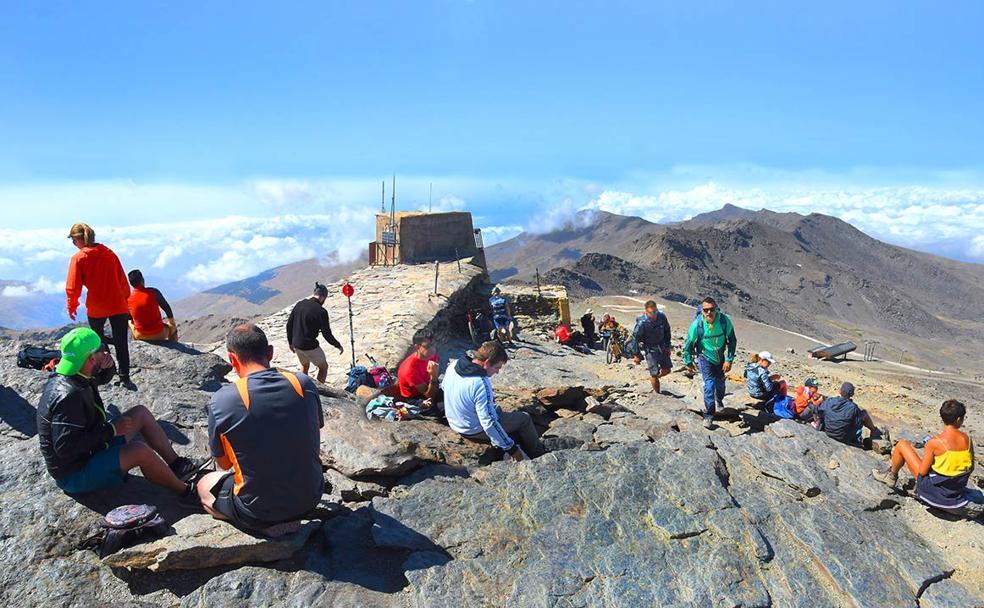 La cima, el pasado 21 de agosto. Ecologistas y montañeros advierten del riesgo de masificación.