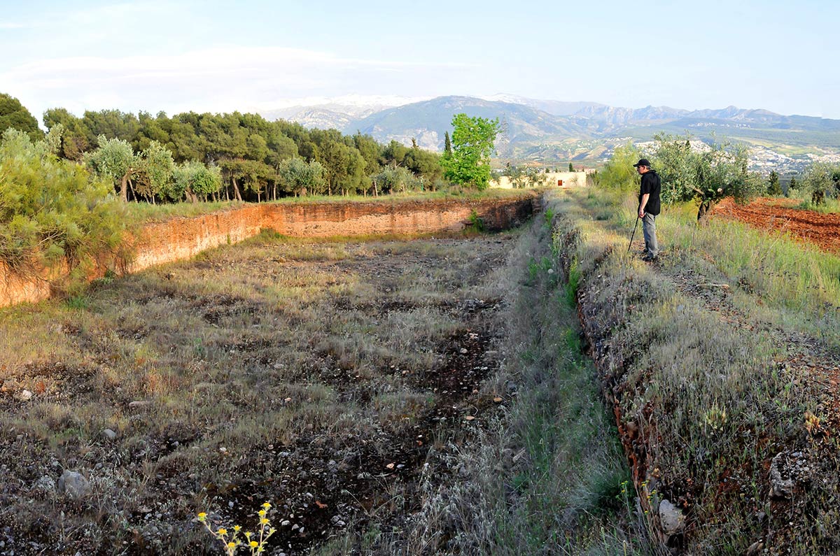Albercón del Negro. Rutas en busca de parajes históricos y paisajísticos en la Dehesa del Generalife, desde la Silla del Moro a la presa Real, senderos y veredas entre aljibes y acequias que conectaron antiguos palacios y almunias 