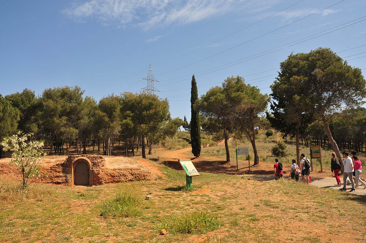 Aljbe de la Lluvia. Rutas en busca de parajes históricos y paisajísticos en la Dehesa del Generalife, desde la Silla del Moro a la presa Real, senderos y veredas entre aljibes y acequias que conectaron antiguos palacios y almunias 