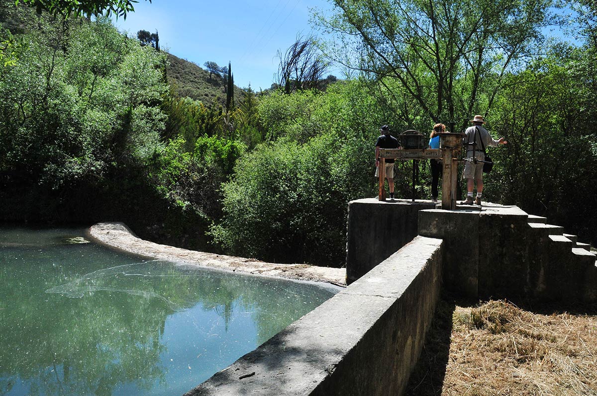 Presa Real de la Alhambra. Rutas en busca de parajes históricos y paisajísticos en la Dehesa del Generalife, desde la Silla del Moro a la presa Real, senderos y veredas entre aljibes y acequias que conectaron antiguos palacios y almunias 