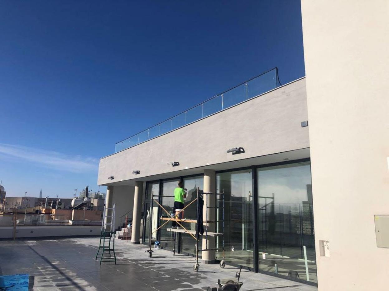 Un trabajador realizando labores en la terraza de la Gerencia Municipal de Urbanismo.