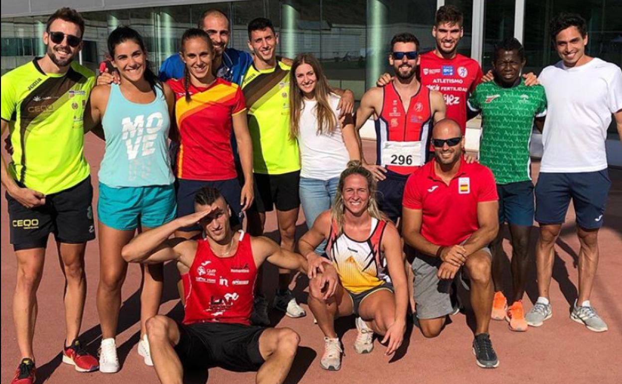 El grupo de 'Fuertes y rápidos', con Manolo Jiménez a la cabeza, en Sierra Nevada. 