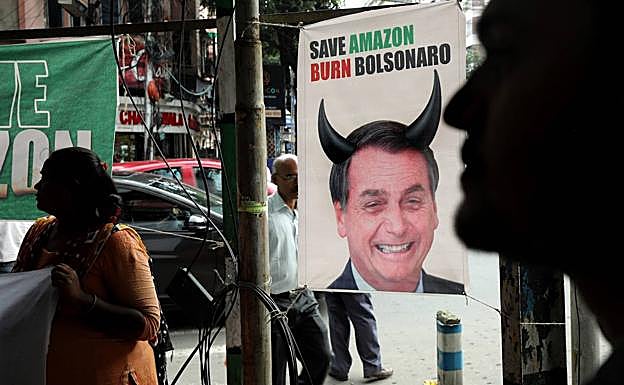 Pancartas en protesta por la gestión de Bolsonaro sobre el incendio del Amazonas.