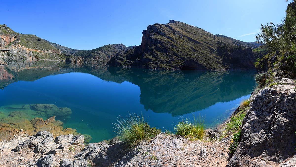 Entre La Peza y Quéntar, un humilde cauce protagoniza uno de los espacios fluviales con mayor biodiversidad del entorno de Granada, el río Aguas Blancas alimenta ecosistemas protegidos y aplaca la sed de la ciudad