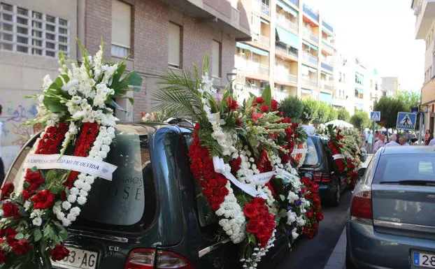Coches fúnebres portando las coronas de despedida a Alfonso Sánchez. 