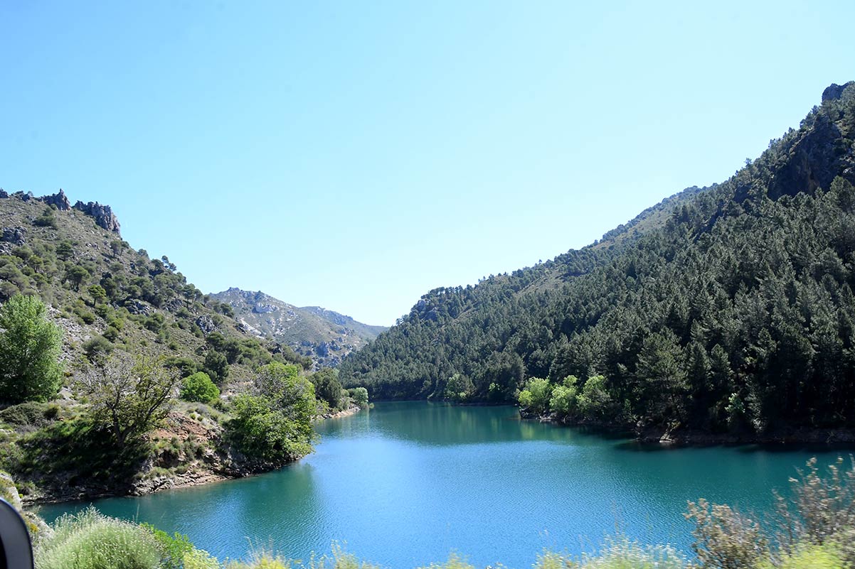 Entre La Peza y Quéntar, un humilde cauce protagoniza uno de los espacios fluviales con mayor biodiversidad del entorno de Granada, el río Aguas Blancas alimenta ecosistemas protegidos y aplaca la sed de la ciudad