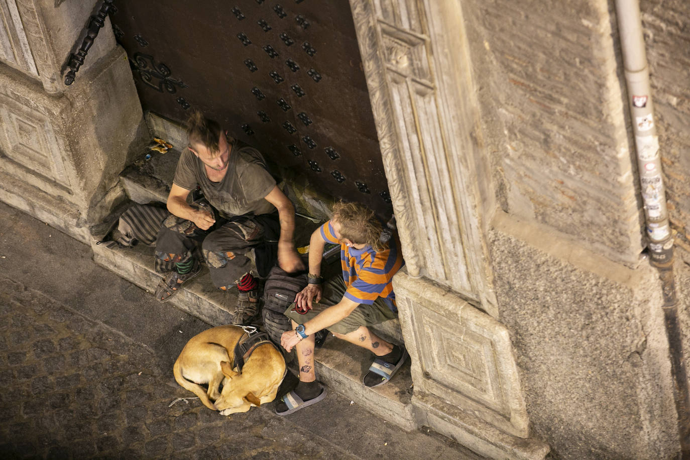 Las calles son territorio de turistas y de los que se aprovechan de ellos, sobre todo cuando cae la noche
