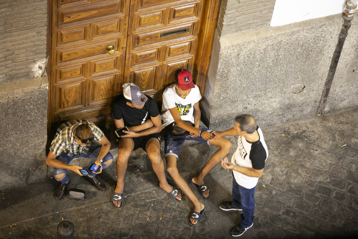 Las calles son territorio de turistas y de los que se aprovechan de ellos, sobre todo cuando cae la noche