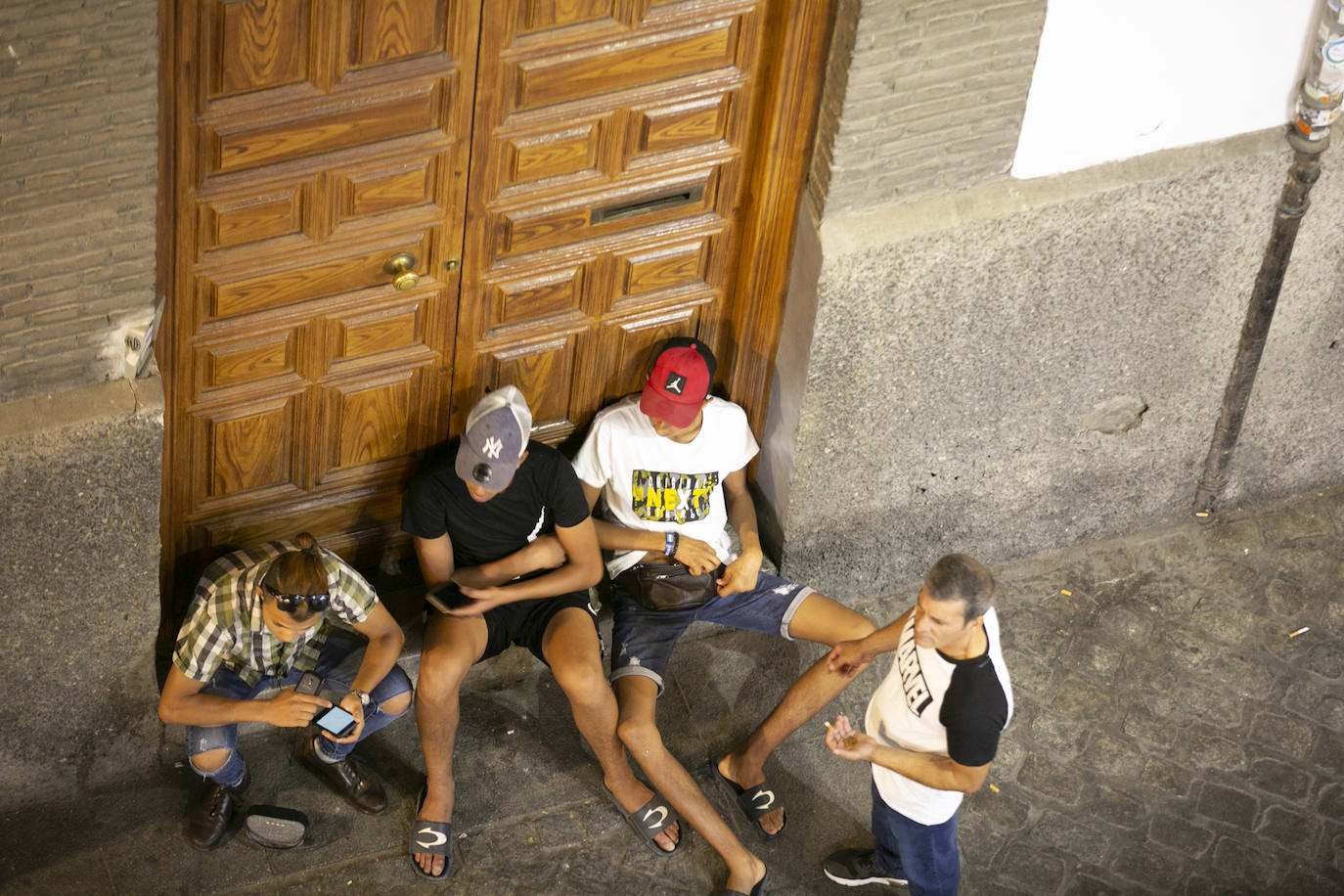 Las calles son territorio de turistas y de los que se aprovechan de ellos, sobre todo cuando cae la noche
