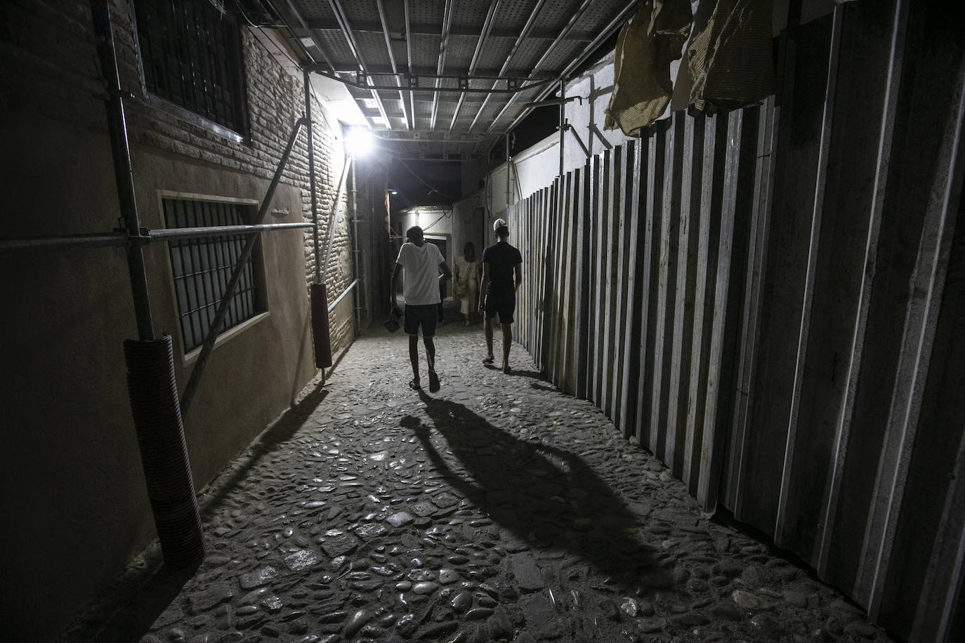 Las calles son territorio de turistas y de los que se aprovechan de ellos, sobre todo cuando cae la noche