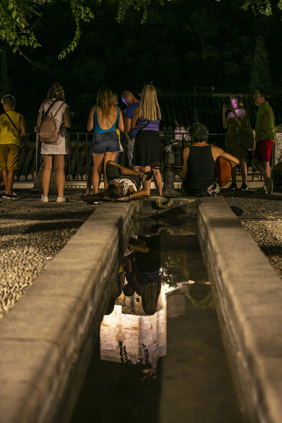 Las calles son territorio de turistas y de los que se aprovechan de ellos, sobre todo cuando cae la noche