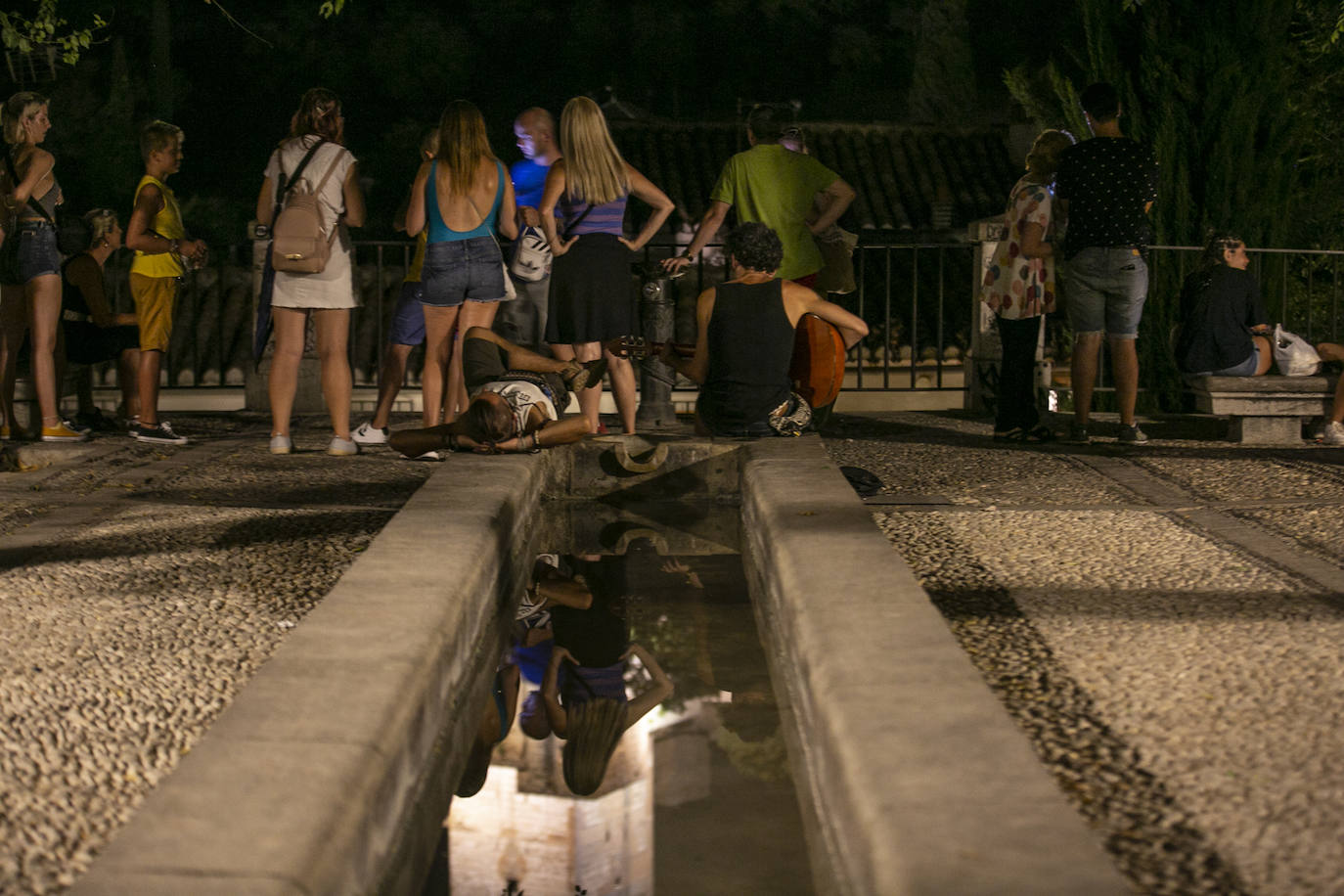 Las calles son territorio de turistas y de los que se aprovechan de ellos, sobre todo cuando cae la noche