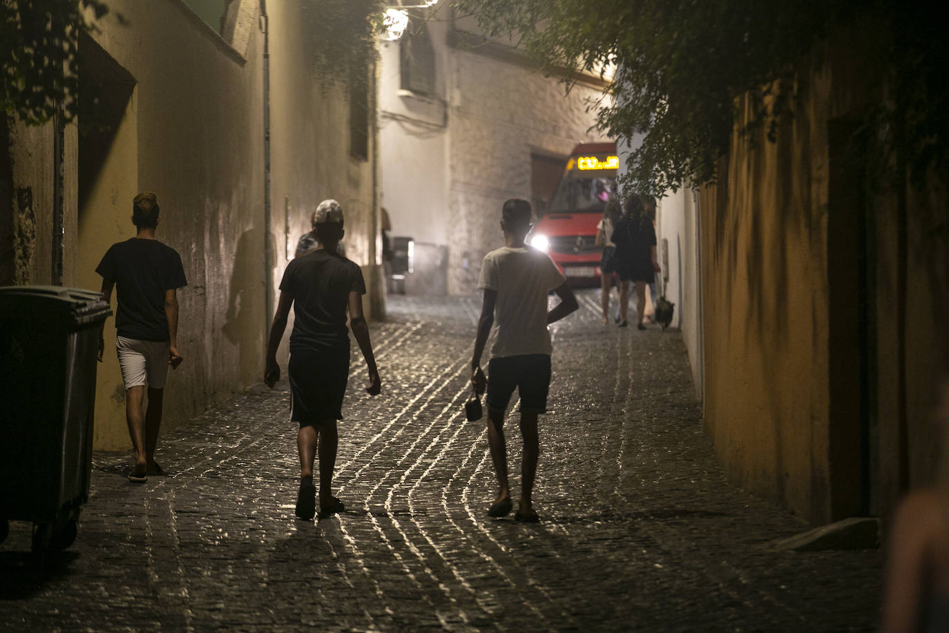 Las calles son territorio de turistas y de los que se aprovechan de ellos, sobre todo cuando cae la noche