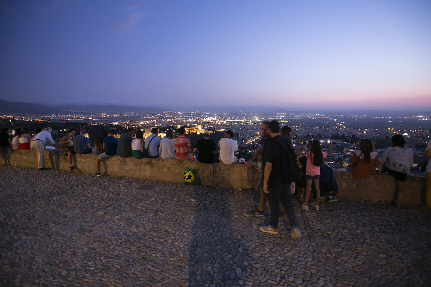 Las calles son territorio de turistas y de los que se aprovechan de ellos, sobre todo cuando cae la noche