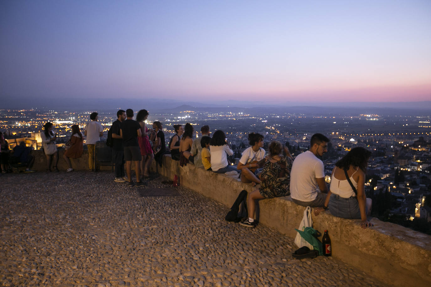 Las calles son territorio de turistas y de los que se aprovechan de ellos, sobre todo cuando cae la noche