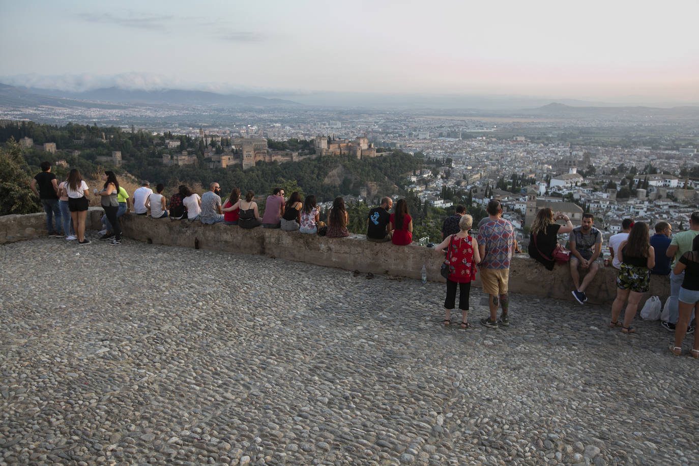 Las calles son territorio de turistas y de los que se aprovechan de ellos, sobre todo cuando cae la noche