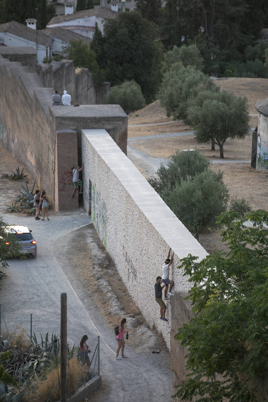 Las calles son territorio de turistas y de los que se aprovechan de ellos, sobre todo cuando cae la noche
