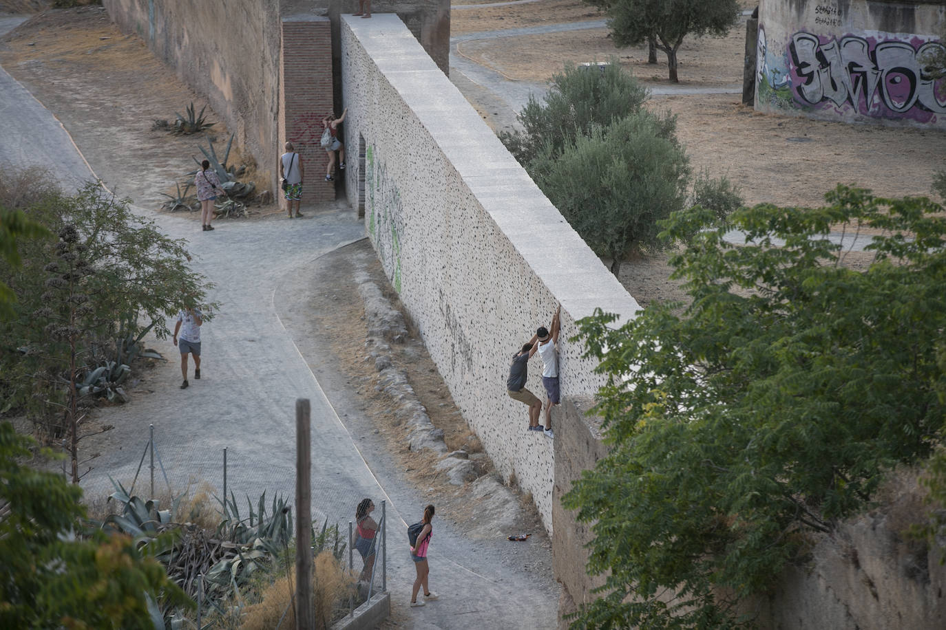 Las calles son territorio de turistas y de los que se aprovechan de ellos, sobre todo cuando cae la noche