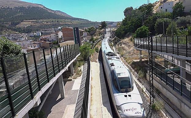 La variante agilizaría el paso del AVE por Loja. 