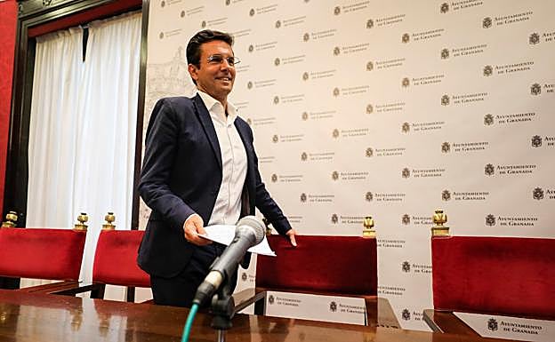 Paco Cuenca, antes de iniciar la rueda de prensa con la que se ha iniciado el curso político. 