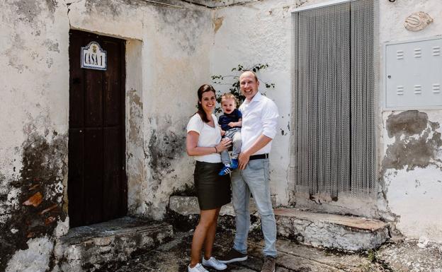 Una de las familias concursantes en su casa rehabilitada en Polopos. 