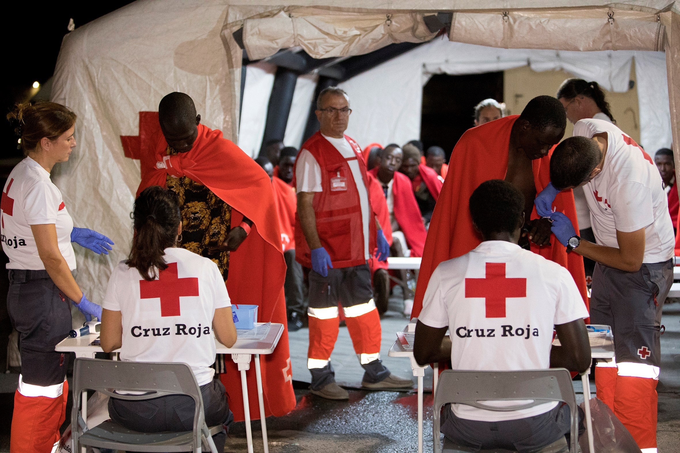 Efectivos de Salvamento Marítimo han trasladado esta noche al puerto de Motril (Granada) a 63 personas de origen subsahariano, entre ellas 15 mujeres, y un niño de corta edad que han sido rescatados cuando navegaban en una patera en el mar de Alborán