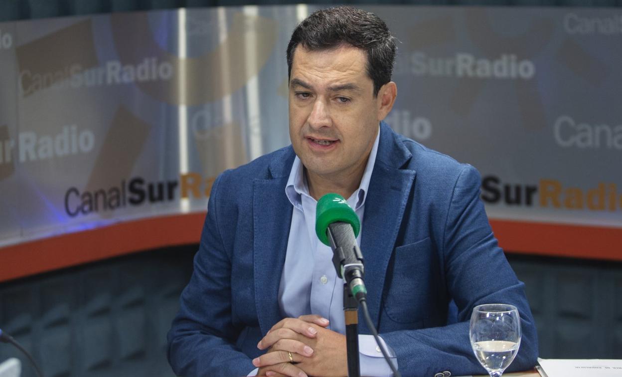 Juanma Moreno, ayer siendo entrevistado en Canal Sur Radio.