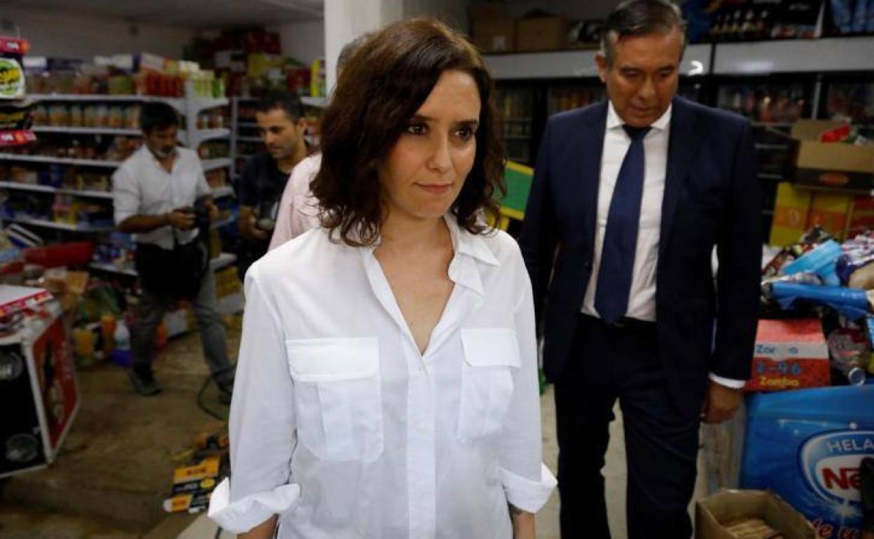 La presidenta de la Comunidad de Madrid, Isabel Díaz Ayuso, visita las zonas afectadas por las lluvias a finales de agosto.