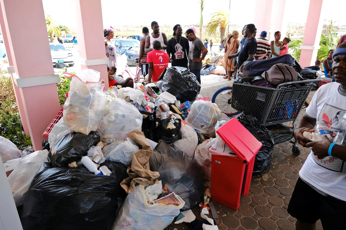Fotos: Huracán Dorian deja al menos 20 muertos, desvasta Bahamas y hay 70.000 personas necesitan ayuda inmediata