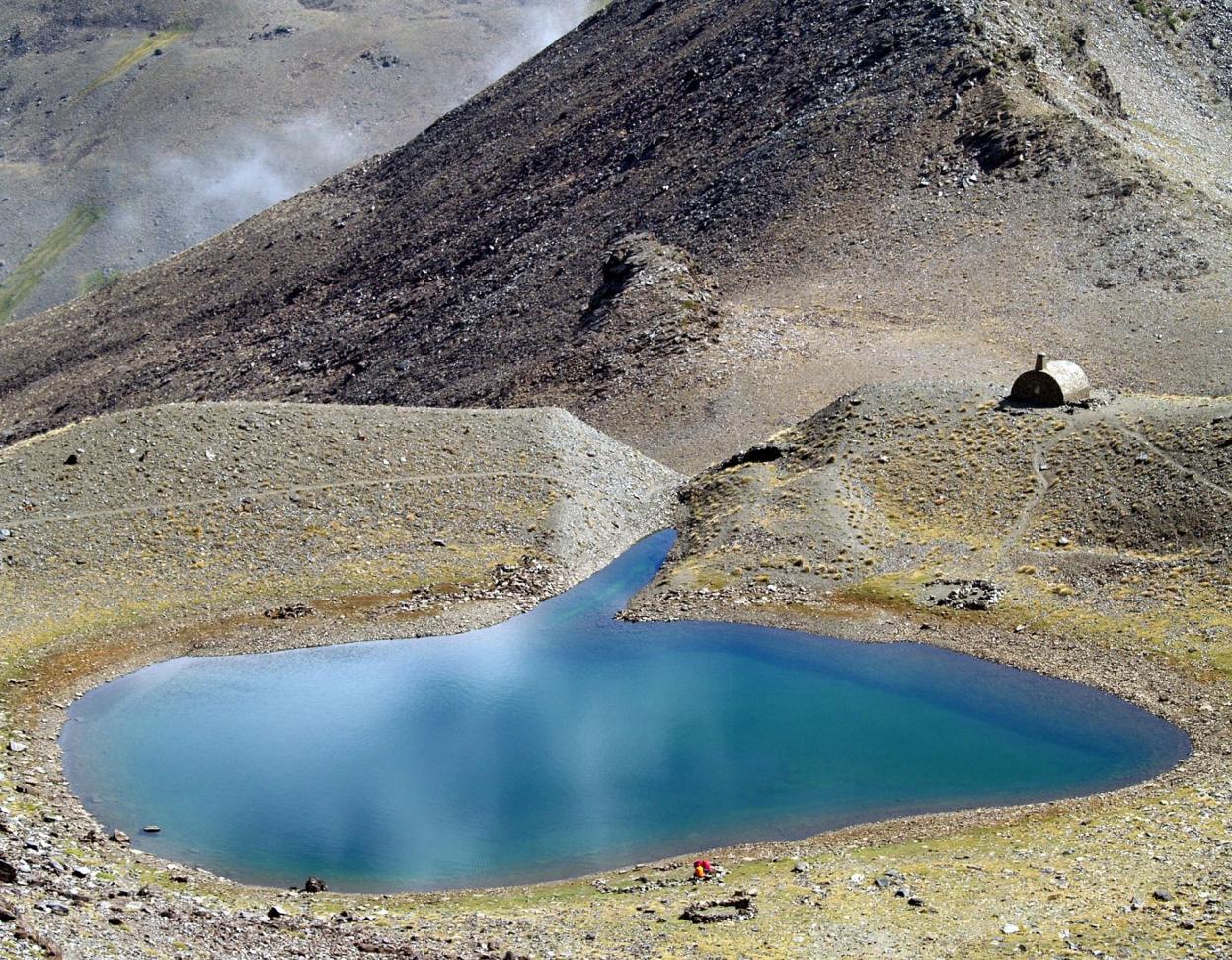 La Laguna del Caballo, a 3.000 metros de altitud aún presenta el gran drenaje que se realizó para llevar agua a las laderas de Lanjarón.