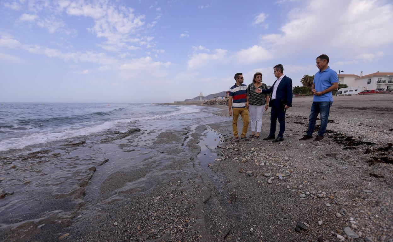 El delegado de Turismo, Gustavo Rodríguez, y la presidenta de la ELA , en una visita a la playa