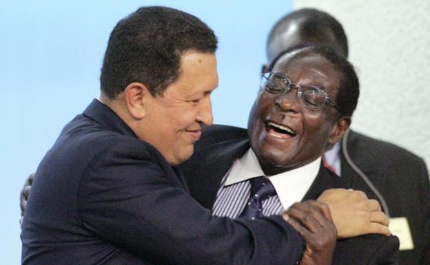 Imagen principal - Mugabe con Hugo Chavez (arriba), Gadafi (izquierda) y Fidel Castro. 