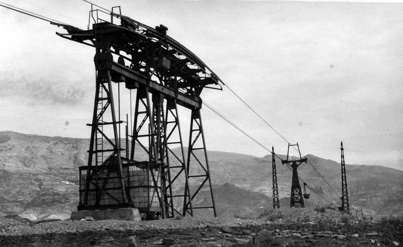 Imagen secundaria 1 - Estación central de Rules y cableado cerca de Rules y una vagoneta en las proximidades de Motril