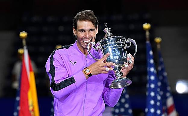 Nadal muerde su trofeo.