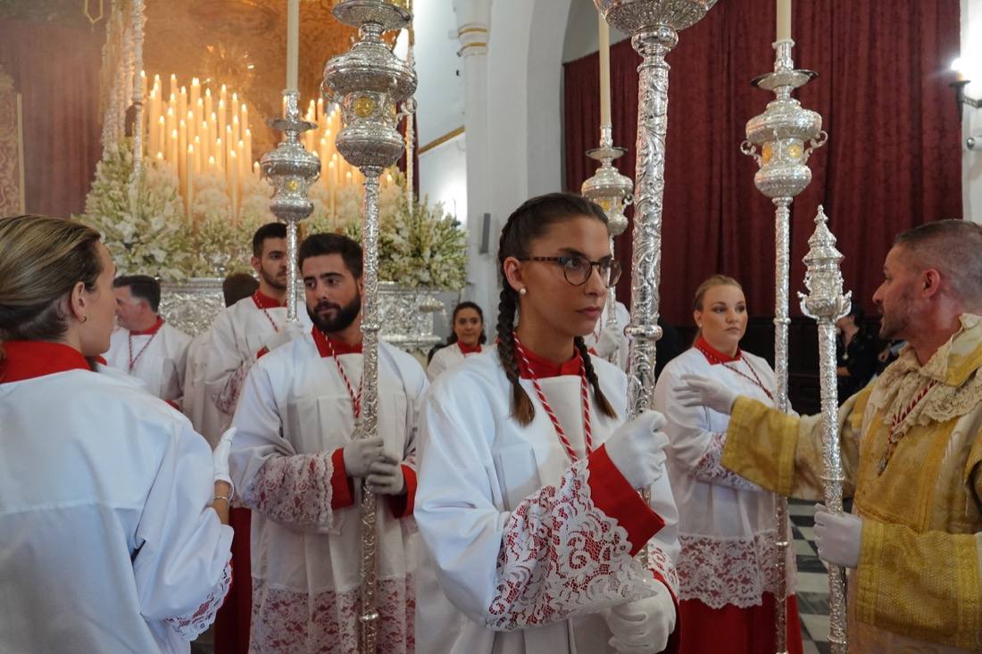 Así ha sido el recorrido de la Virgen de la Aurora por las calles de Granada