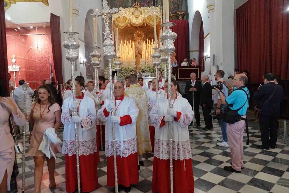 Así ha sido el recorrido de la Virgen de la Aurora por las calles de Granada
