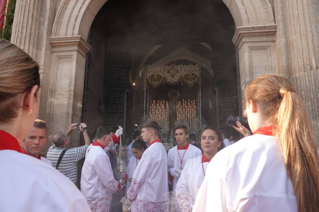 Así ha sido el recorrido de la Virgen de la Aurora por las calles de Granada