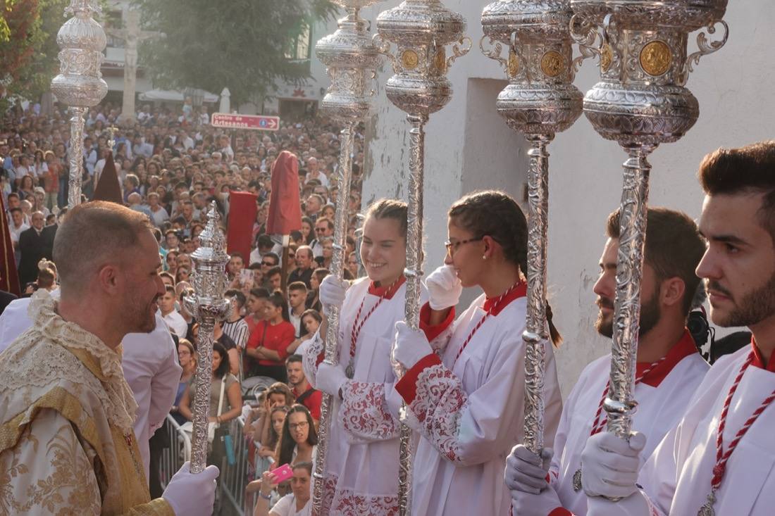 Así ha sido el recorrido de la Virgen de la Aurora por las calles de Granada