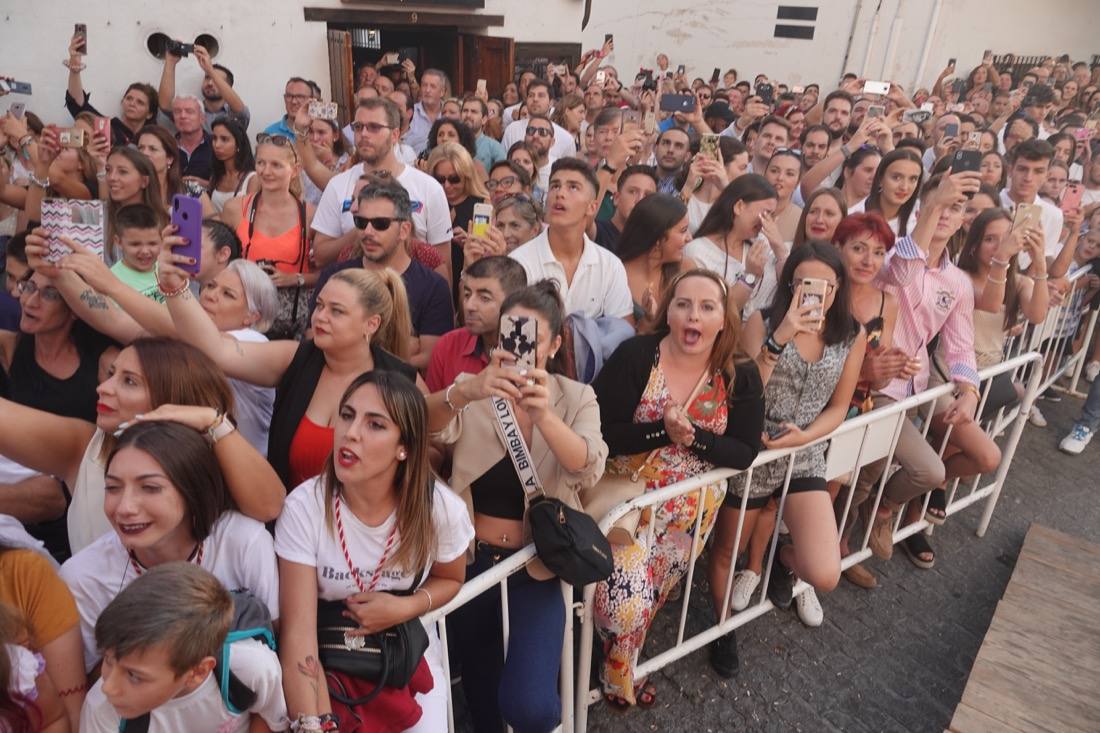 Así ha sido el recorrido de la Virgen de la Aurora por las calles de Granada