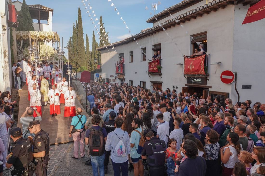 Así ha sido el recorrido de la Virgen de la Aurora por las calles de Granada