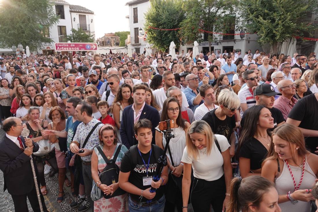 Así ha sido el recorrido de la Virgen de la Aurora por las calles de Granada