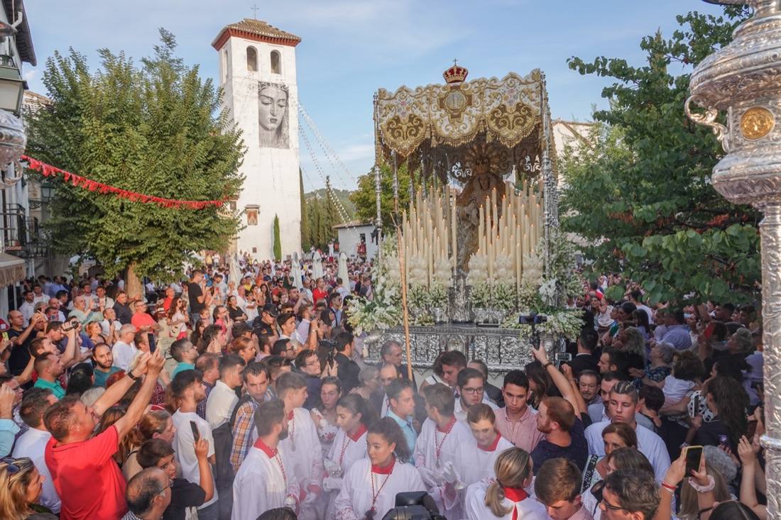 Así ha sido el recorrido de la Virgen de la Aurora por las calles de Granada